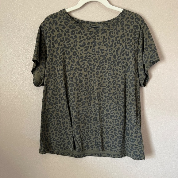 Sanctuary Green and Black Cheetah Print Short Sleeve Crew Neck Tee Shirt - Picture 1 of 9